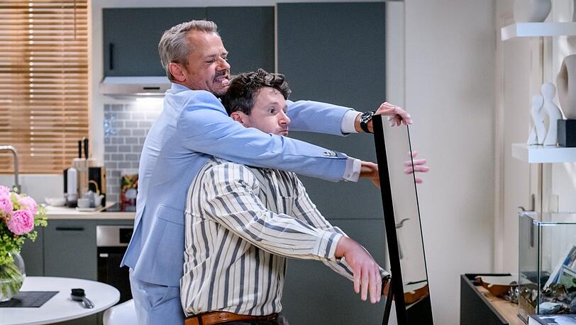 "Sturm der Liebe": Erik (l.) irritiert Fritz mit seinem seltsamen Verhalten. "Sturm der Liebe": Erik (l.) irritiert Fritz mit seinem seltsamen Verhalten.