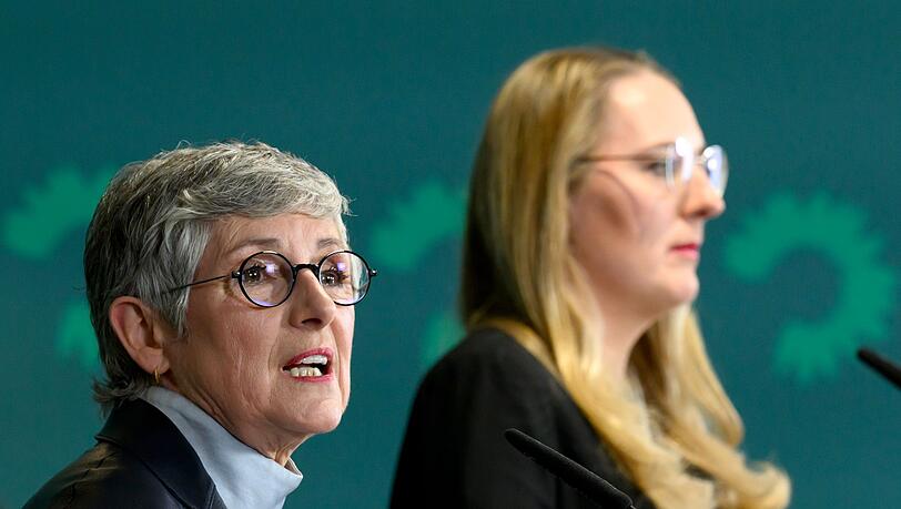 Die Krankenkassenbeitr&auml;ge k&ouml;nnten sinken, rechnen die Fraktionsvorsitzenden der Gr&uuml;nen, Britta Ha&szlig;elmann und Katharina Dr&ouml;ge, vor.