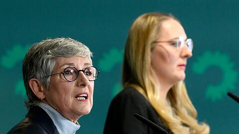 Die Krankenkassenbeitr&auml;ge k&ouml;nnten sinken, rechnen die Fraktionsvorsitzenden der Gr&uuml;nen, Britta Ha&szlig;elmann und Katharina Dr&ouml;ge, vor.