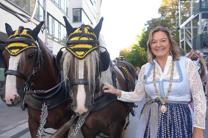 Wiesn-Stadträtin Anja Berger (Grüne) beim Einzug der Wiesn-Wirte. Wiesn-Stadträtin Anja Berger (Grüne) beim Einzug der Wiesn-Wirte.