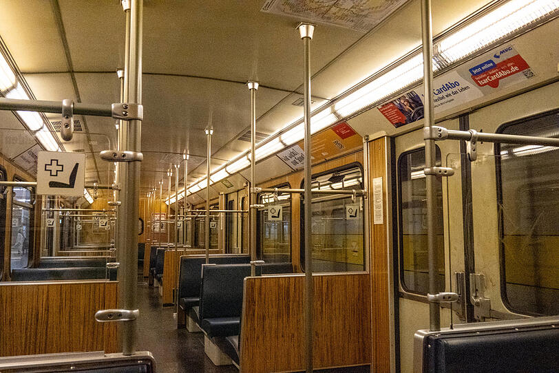Die blauen Ledersitze, der Geruch, die Holzoptik: Die A-Wagen lösen bei vielen Fahrgästen nostalgische Gefühle aus. Die blauen Ledersitze, der Geruch, die Holzoptik: Die A-Wagen lösen bei vielen Fahrgästen nostalgische Gefühle aus.