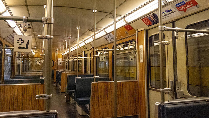 Die blauen Ledersitze, der Geruch, die Holzoptik: Die A-Wagen lösen bei vielen Fahrgästen nostalgische Gefühle aus. Die blauen Ledersitze, der Geruch, die Holzoptik: Die A-Wagen lösen bei vielen Fahrgästen nostalgische Gefühle aus.