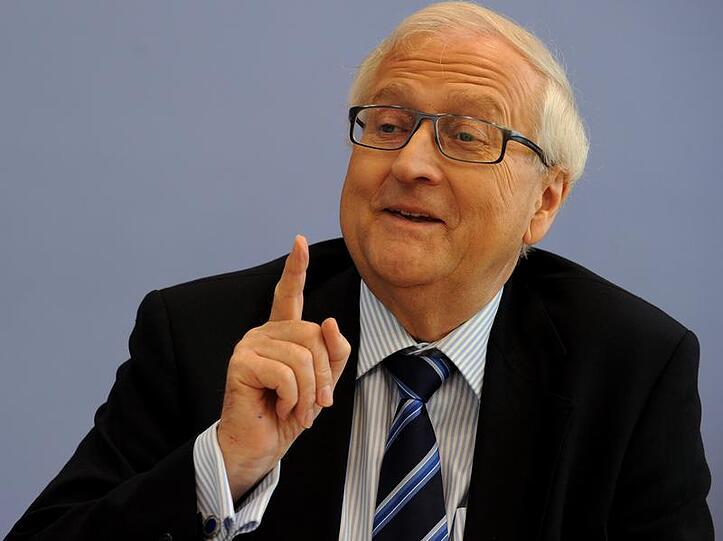 Wirtschaftsminister Rainer Brüderle zeigt wo es lang geht - nach Oben!