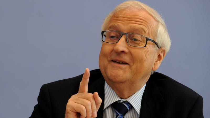 Wirtschaftsminister Rainer Brüderle zeigt wo es lang geht - nach Oben! Wirtschaftsminister Rainer Brüderle zeigt wo es lang geht - nach Oben!