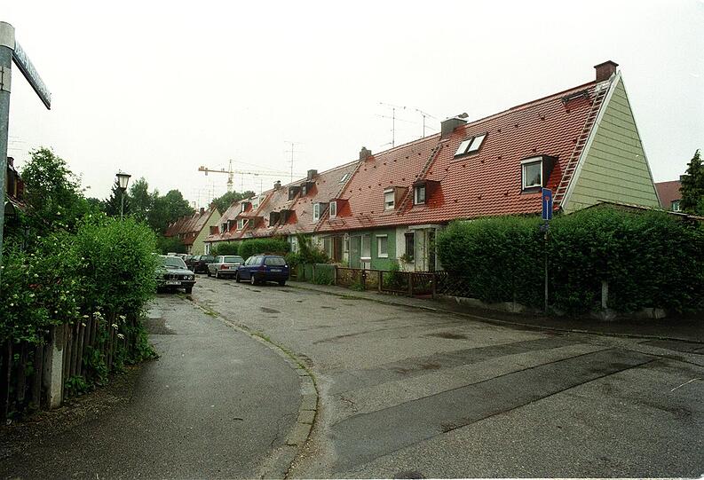 30. August: 26 Jahre nach einem Raubmord an einer Studentin wird ein 49-jähriger Mörder in München zu lebenslanger Haft verurteilt. Er hatte am 6. Juli 1985 bei einem Einbruch die 26-Jährige mit einer Flasche erschlagen. Sie erlitt zahlreiche Schädelbrüche und starb daran Stunden später. Der Angeklagte hatte den Abdruck einer Handfläche am Tatort hinterlassen, der ihm erst nach zwei Jahrzehnten zugeordnet werden konnte. Im Bild: Die Maikäfersiedlung, in der der Einbruch geschah.