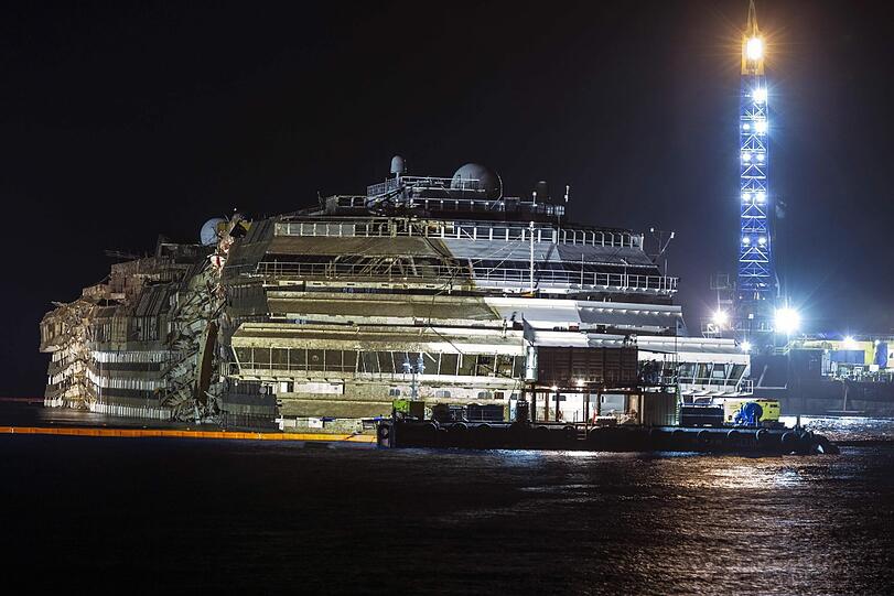 Seit Januar 2012 lag die rechte Seiter der "Costa Concordia" unter Wasser. Die Spuren sind deutlich zu sehen.
