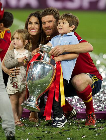 Der zweite Europameistertiel folgte 2012. Die Spanier bezwangen Italien mit 4:0 im Finale in Kiew. Hier feiert Alonso zusammen mit seiner Frau Nagore Aranburu und den Kindern Jon und Ane.