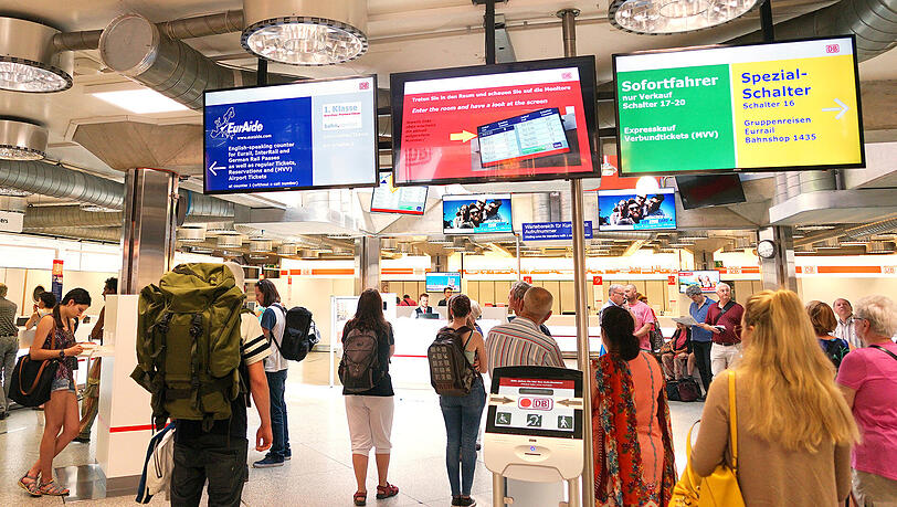 Das neue Reisezentrum der Bahn soll offener und heller wirken. Die Modernisierung hat 420.000 Euro gekostet. Das neue Reisezentrum der Bahn soll offener und heller wirken. Die Modernisierung hat 420.000 Euro gekostet.