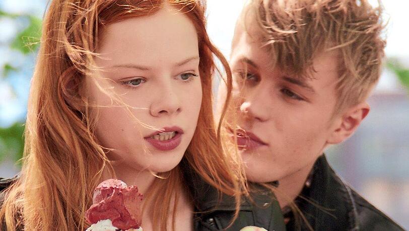 Die Tochter des Teufels (Emma Bading) findet Nähe gewöhnungsbedürftig - aber Samuel (Ludwig Simon) lässt nicht locker. Die Tochter des Teufels (Emma Bading) findet Nähe gewöhnungsbedürftig - aber Samuel (Ludwig Simon) lässt nicht locker.