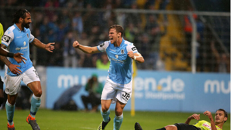 Simon Lorenz bejubelt den Treffer zum 1:0 für den TSV 1860.