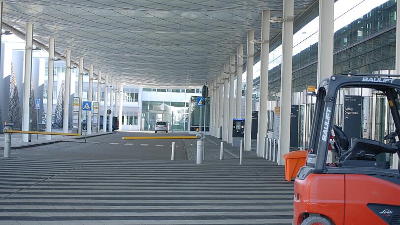 Leere Anfahrt des Terminal 2.