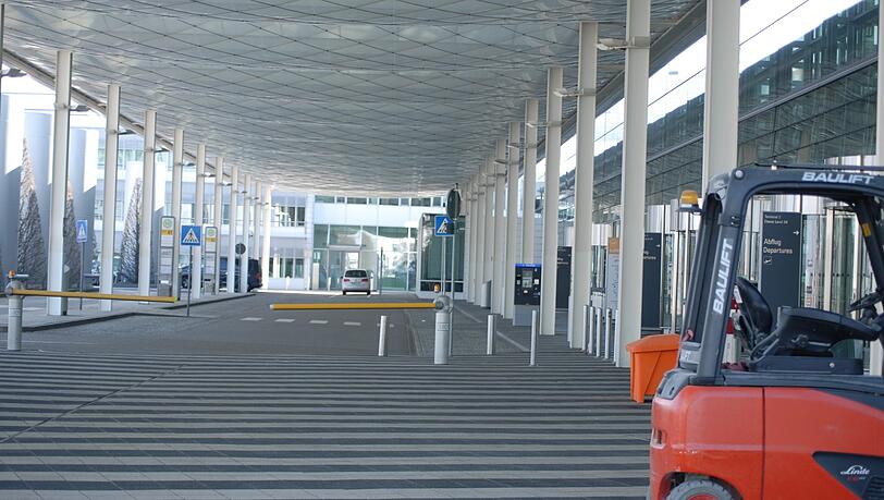 Leere Anfahrt des Terminal 2.