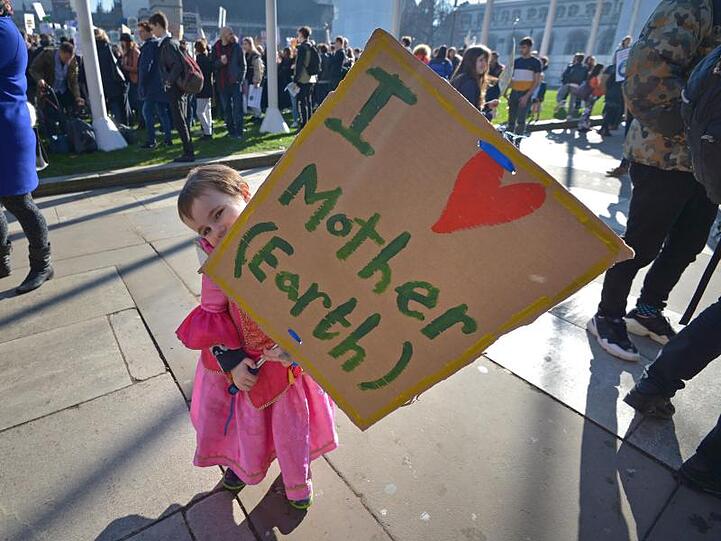 "Ich liebe Mutter (Erde)" steht auf dem Schild einer kleinen Demonstrantin.