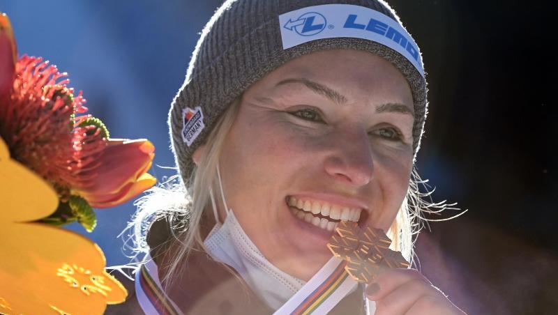 Selina Jörg beißt auf ihre Goldmedaille.