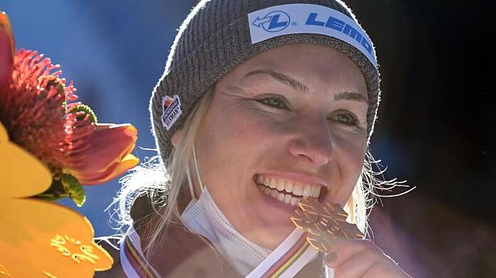 Selina Jörg beißt auf ihre Goldmedaille.