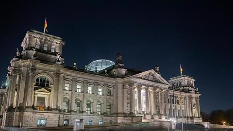 Das Reichstagsgebäude bei Nacht. Im Machtkampf um die Kanzlerkandidatur sind der CDU-Vorsitzende Armin Laschet und CSU-Chef Markus Söder zu einem Treffen zusammengekommen.