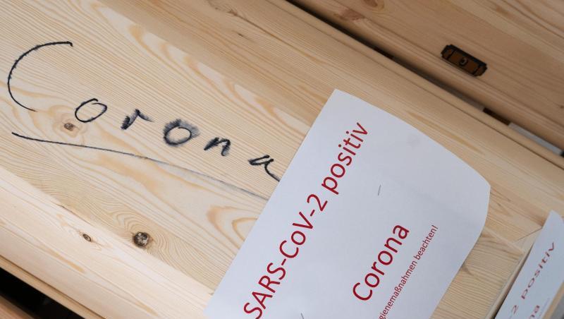 Särge mit Aufschrift &bdquo;Corona&ldquo; und &bdquo;SARS-CoV-2 positiv - Corona&ldquo; mit Verstorbenen in einem Krematorium in Giesen.