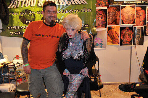 Isobel Varley, die &bdquo;World&rsquo;s Most Tattooed Senior Woman&ldquo;, mit einem jungen Fan.