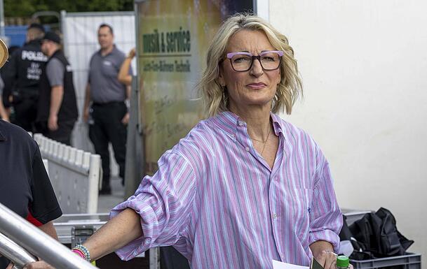 Monika Gruber versteht nicht, wieso die Mülleimer in München abgeschraubt wurden. Denn sie bedauert die Folge: Der Müll liegt einfach herum. Monika Gruber versteht nicht, wieso die Mülleimer in München abgeschraubt wurden. Denn sie bedauert die Folge: Der Müll liegt einfach herum.