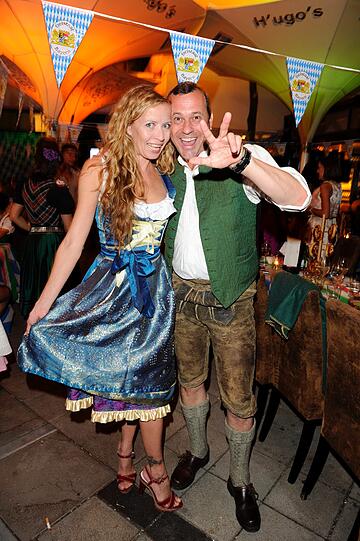 Michel Guillaume und Freundin Georgia Schultze. So ausgelassen und feucht-fröhlich ging es bei der Dirndl Couture Modenschau von Ophelia Blaimer im Hugo's zu: Die Stars feiern, die schönen Mädels präsentieren die neuste Edel-Dirndl-Kollektion.