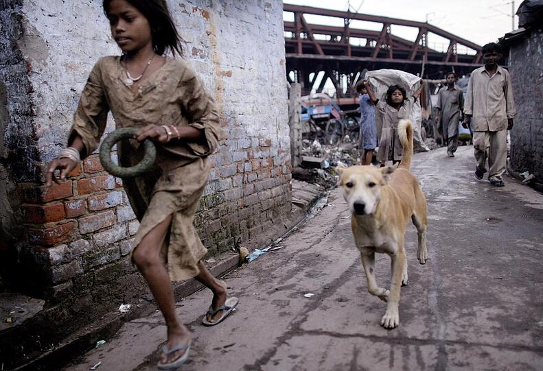 Nur knapp 40 Kilometer entfernt: die Slums von Neu- Dheli.