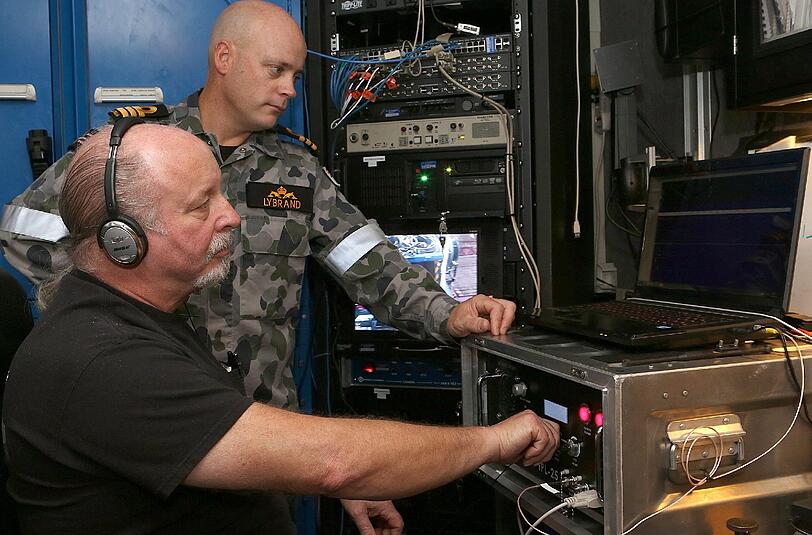 Die Australische Navy sucht mit dem Ping Locator nach der Black Box. Das Gerät muss bald gefunden werden, denn die Batterie ist fast erschöpft.