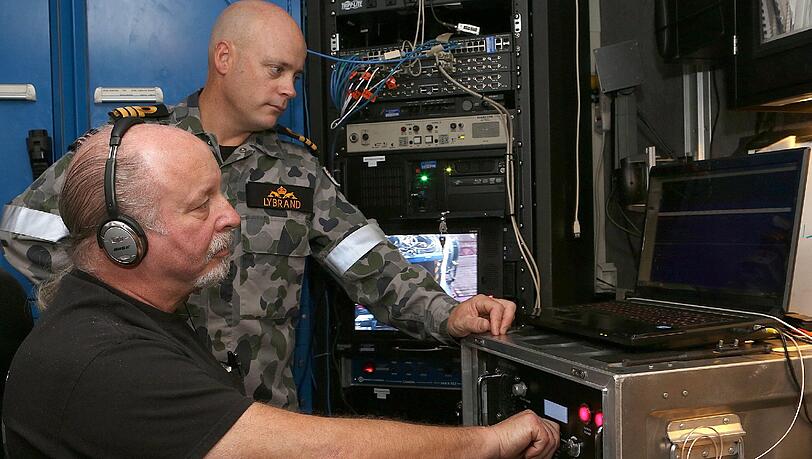Die Australische Navy sucht mit dem Ping Locator nach der Black Box. Das Gerät muss bald gefunden werden, denn die Batterie ist fast erschöpft. Die Australische Navy sucht mit dem Ping Locator nach der Black Box. Das Gerät muss bald gefunden werden, denn die Batterie ist fast erschöpft.