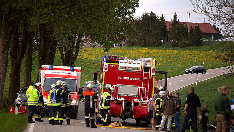 Auf der TS 8 verlor ein BMW-Fahrer die Kontrolle über seinen Wagen und krachte gegen einen Baum. Auf der TS 8 verlor ein BMW-Fahrer die Kontrolle über seinen Wagen und krachte gegen einen Baum.