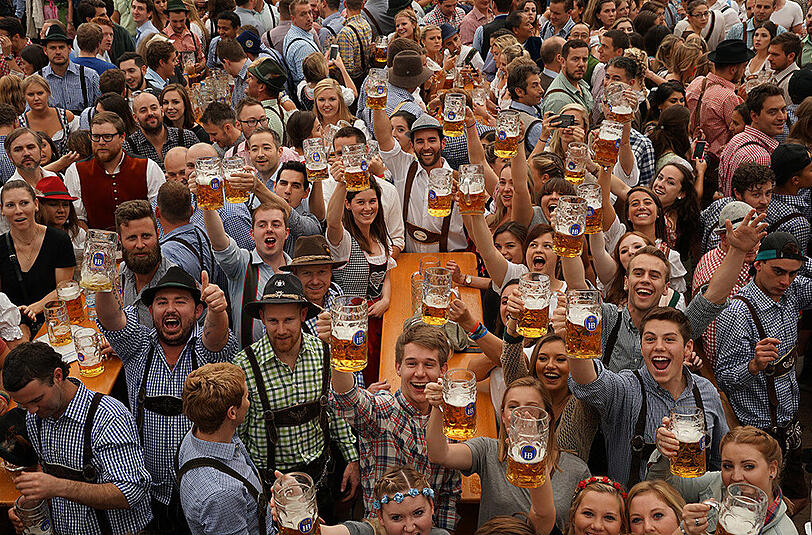 Auch AZ-Fotograf Daniel von Loeper hat sich auf der Wiesn umgeschaut und die Party-Stimmung in den Zelten eingefangen.