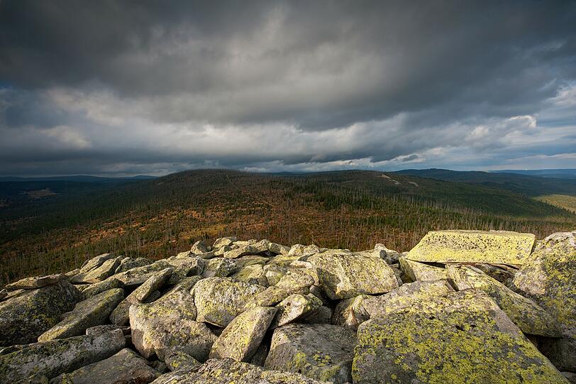 Schatten und Licht im spannenden Wechsel: Der Wind jagt Wolken über den 1373 Meter hohen Lusen im Bayerischen Wald.	 Fotos: Ingo Zahlheimer