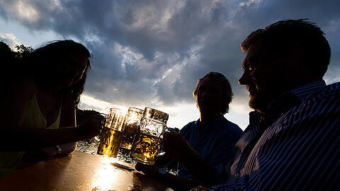Eine kühle Maß im Biergarten trinken - das gehört einfach zum Münchner Lebensgefühl dazu. Doch wie viel Geld muss man dieses Jahr für einen Liter Bier hinlegen? (Archivbild)