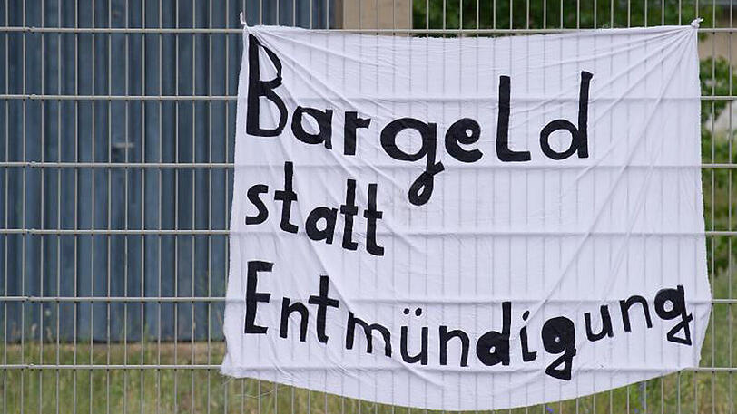Asylbewerber fordern "Bargeld statt Entmündigung". Unkooperativen Asylbewerbern können Bargeld-Leistungen jetzt verweigert werden.
