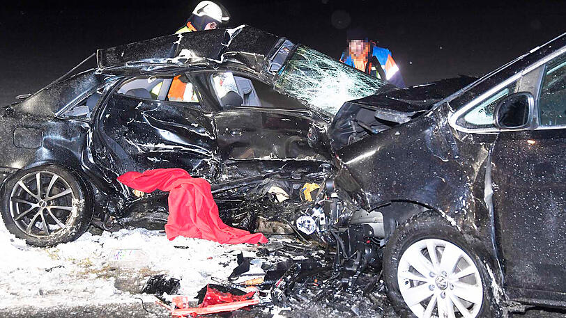 Auf eisglatter Straße kam ein Audi-Fahrer ins Schleudern und prallte mit einem VW-Kleinbus zusammen. Der Fahrer des Audi starb noch an der Unfallstelle.