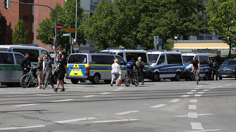 Die Löwen-Anhänger vor dem Derby auf dem Weg ins Grünwalder Stadion. Im Schlepptau: Reichlich Polizei. Die Bilder vom Sonntagmittag.
