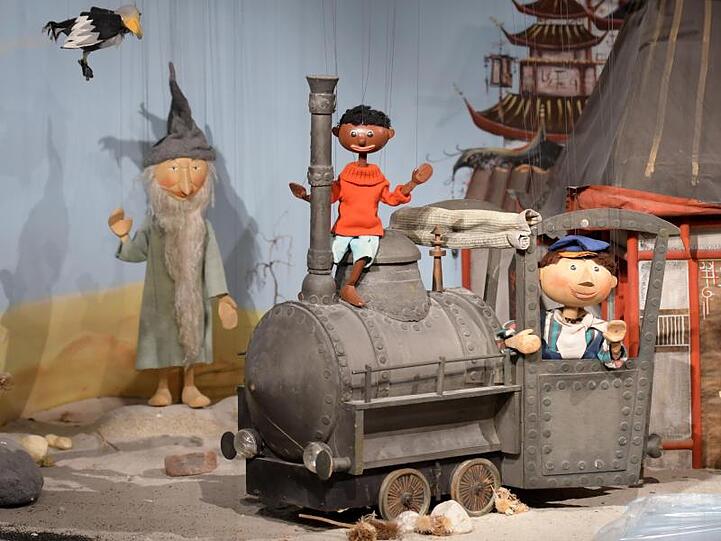 Die Marionetten "Tur Tur", "Jim Knopf" und "Lukas" mit der Lokomotive "Emma" im Puppentheatermuseum. Foto: Stefan Puchner/dpa/Archivbild