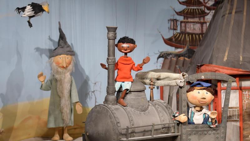 Die Marionetten "Tur Tur", "Jim Knopf" und "Lukas" mit der Lokomotive "Emma" im Puppentheatermuseum. Foto: Stefan Puchner/dpa/Archivbild Die Marionetten "Tur Tur", "Jim Knopf" und "Lukas" mit der Lokomotive "Emma" im Puppentheatermuseum. Foto: Stefan Puchner/dpa/Archivbild