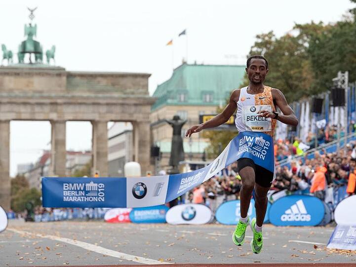Kenenisa Bekele lief beim Berlin Marathon in 2:01:41 Stunden als Erster durchs Ziel.