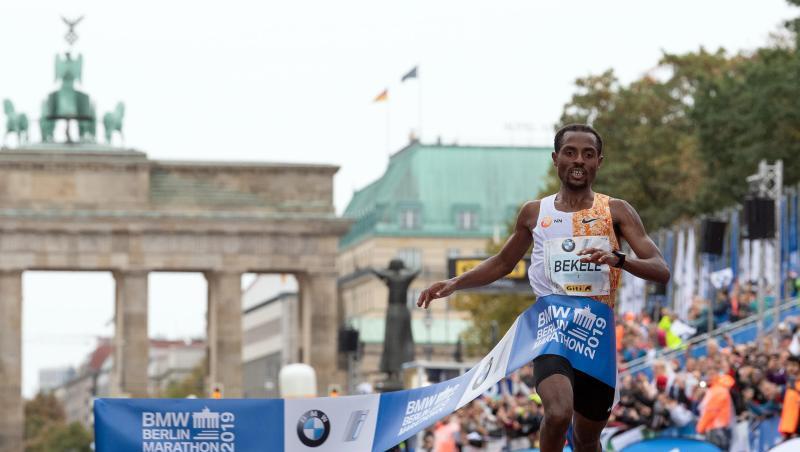 Kenenisa Bekele lief beim Berlin Marathon in 2:01:41 Stunden als Erster durchs Ziel. Kenenisa Bekele lief beim Berlin Marathon in 2:01:41 Stunden als Erster durchs Ziel.