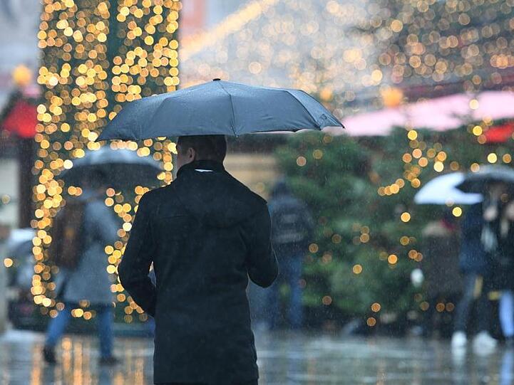 Weihnachtsmarktbummel mit Regenschirm: Die Chance auf Schnee zu Weihnachten ist gering.