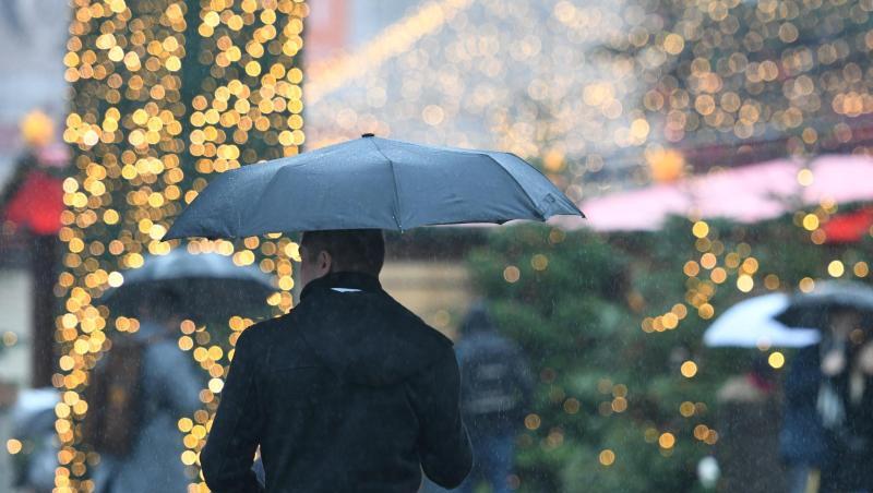 Weihnachtsmarktbummel mit Regenschirm: Die Chance auf Schnee zu Weihnachten ist gering. Weihnachtsmarktbummel mit Regenschirm: Die Chance auf Schnee zu Weihnachten ist gering.
