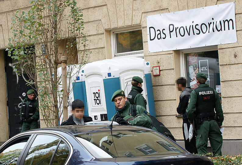 Die Täter ziehen sich dazu laut Polizeiangaben vorwiedgend in mehrstöckige Mehrfamilienhäuser, Billigpensionen und Arbeiterwohnheime zurück.
