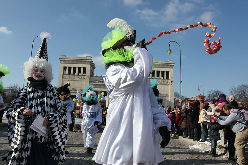Damische Ritter: Auch bei Minusgraden lassen es die Narren in München krachen. Die Bilder vom Umzug
