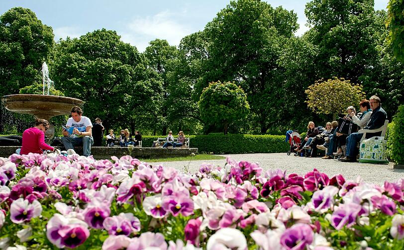 Im Hofgarten lässt es sich bei schönem Wetter gut aushalten.