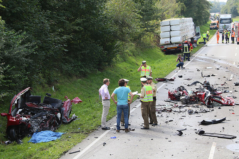 Weitere Bilder vom Verkehrsunfall auf der B12 bei Marktl und Simbach.