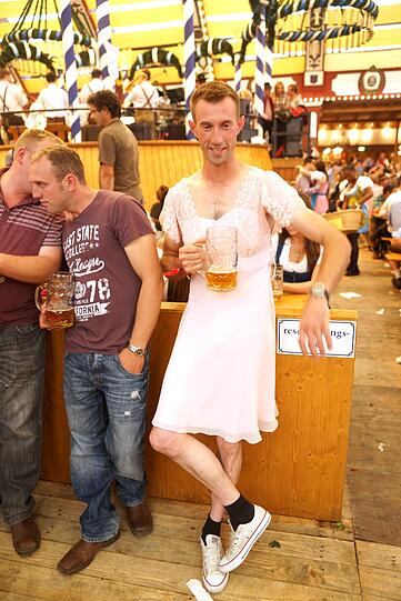 "Ich hab ne total verrückte Idee! Ich zieh mir einfach ein Kleid an, geh dann auf die Wiesn und trinke da dann Bier"