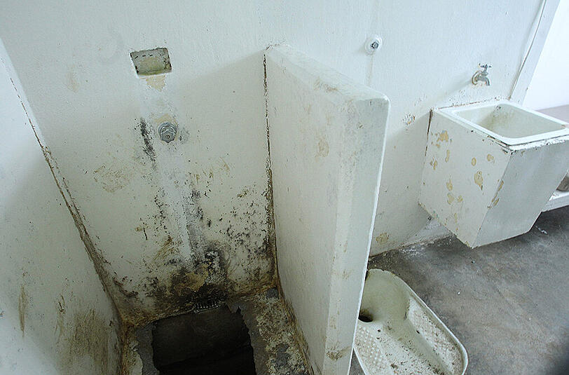 Guzmán war am Samstag durch einen heimlich gegrabenen Tunnel aus dem Gefängnis im zentral gelegenen Bundesstaat México entkommen. Der unterirdische Gang ist nach Angaben der Behörden 1,5 Kilometer lang, rund 1,70 Meter hoch, 80 Zentimeter breit und verfügt über eine Luftzufuhr sowie Beleuchtung. Mit einem Motorrad, das auf Schienen fuhr, wurde die Erde aus dem Tunnel abtransportiert.
