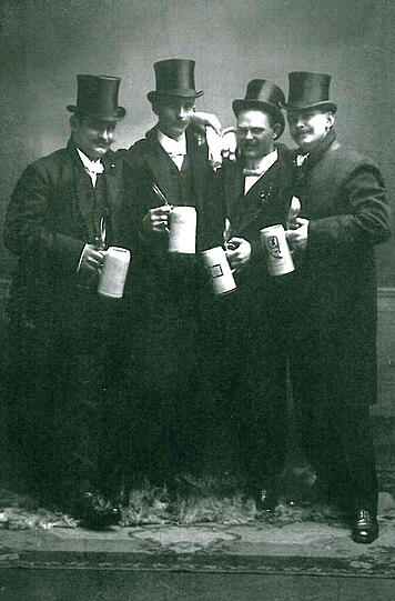 Mit Zylinder und Krug: feiernde Männer im Feilitzsch-Hof.