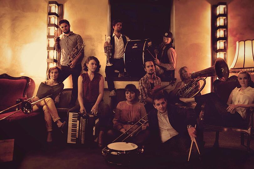 Mit dabei: die Band Donnerbalkan. Die 10-köpfige Münchner Band kreiert ihren eigenen Sound, indem Sie Genregrenzen hinter sich lässt.