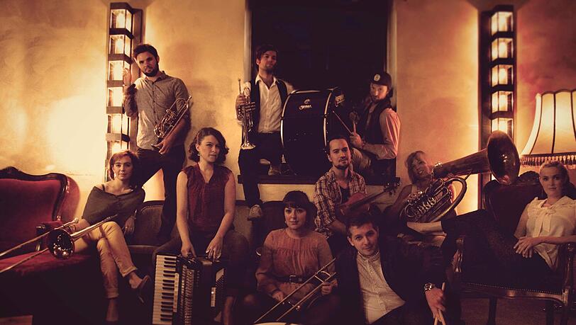 Mit dabei: die Band Donnerbalkan. Die 10-köpfige Münchner Band kreiert ihren eigenen Sound, indem Sie Genregrenzen hinter sich lässt. Mit dabei: die Band Donnerbalkan. Die 10-köpfige Münchner Band kreiert ihren eigenen Sound, indem Sie Genregrenzen hinter sich lässt.