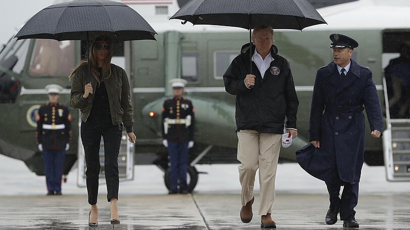 US-Präsident Donald Trump und seine Frau die First Lady Melania Trump steigen auf der Andrews Air Force Base von der Marine One um in die Air Force One.